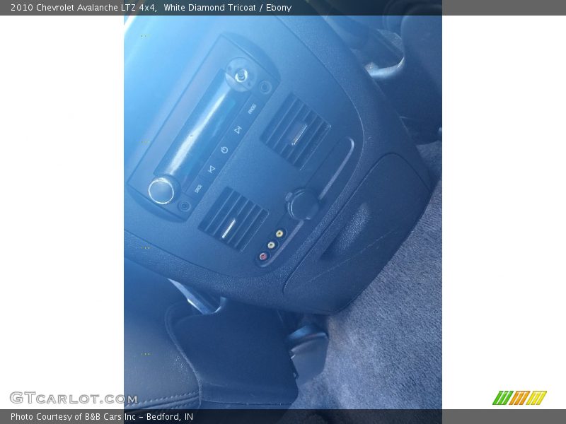 White Diamond Tricoat / Ebony 2010 Chevrolet Avalanche LTZ 4x4