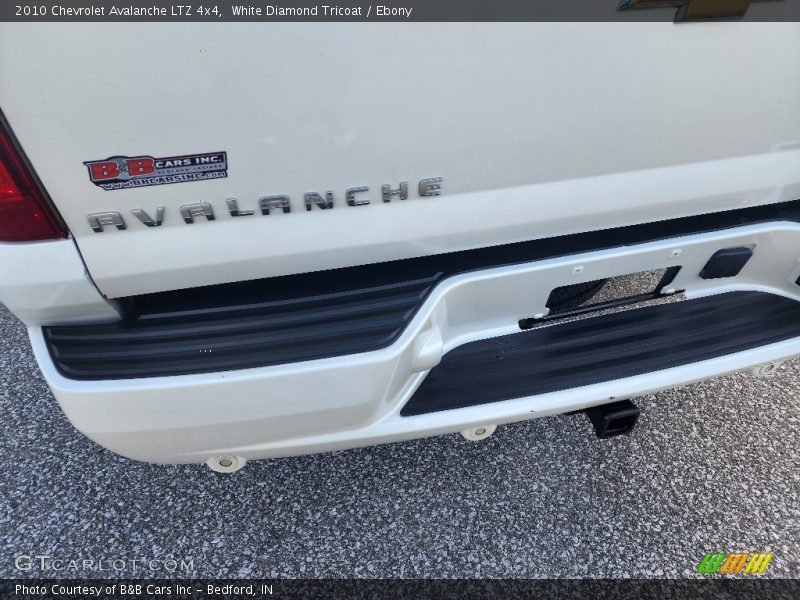 White Diamond Tricoat / Ebony 2010 Chevrolet Avalanche LTZ 4x4