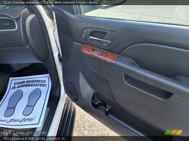 White Diamond Tricoat / Ebony 2010 Chevrolet Avalanche LTZ 4x4