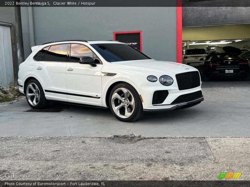 Front 3/4 View of 2022 Bentayga S