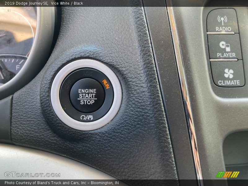 Vice White / Black 2019 Dodge Journey SE