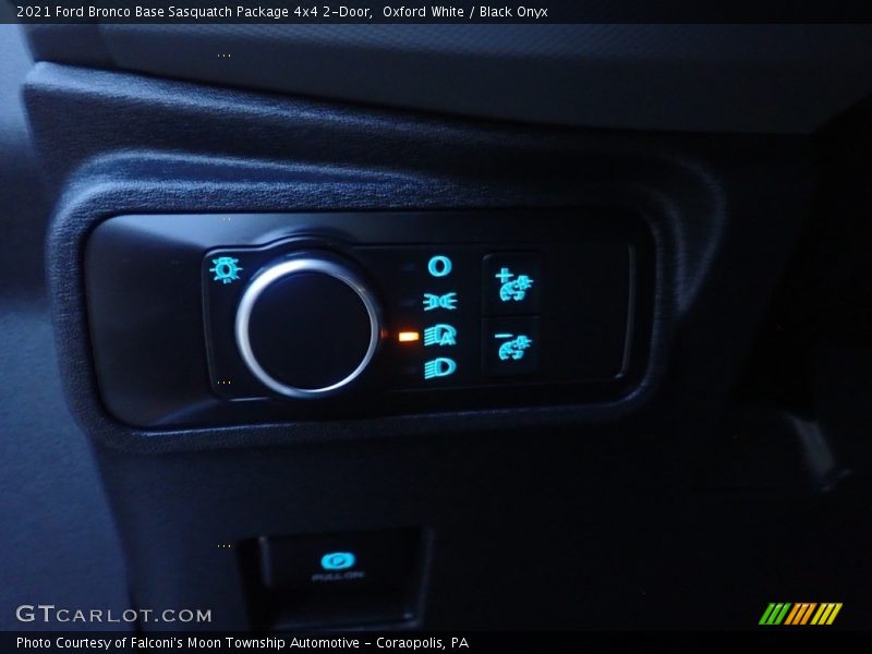 Oxford White / Black Onyx 2021 Ford Bronco Base Sasquatch Package 4x4 2-Door