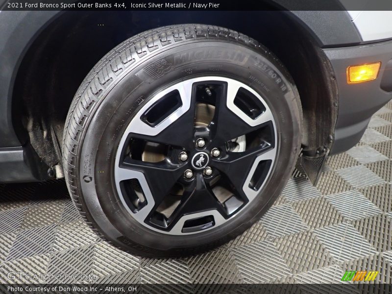 Iconic Silver Metallic / Navy Pier 2021 Ford Bronco Sport Outer Banks 4x4