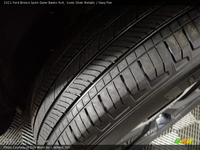 Iconic Silver Metallic / Navy Pier 2021 Ford Bronco Sport Outer Banks 4x4