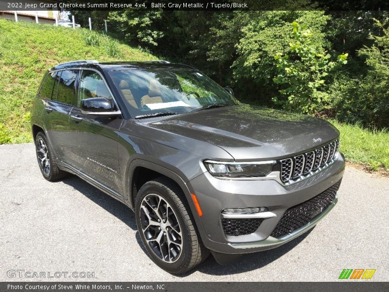 Front 3/4 View of 2022 Grand Cherokee Summit Reserve 4x4