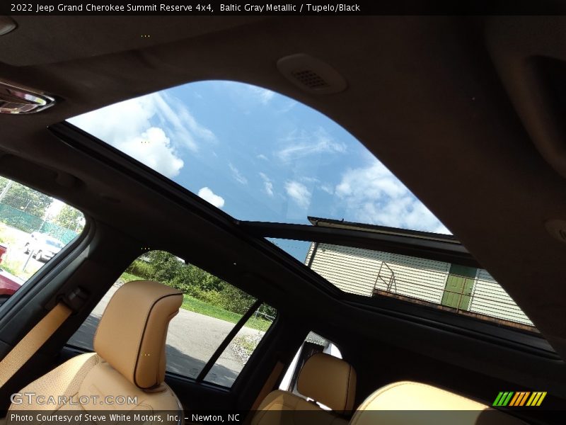 Sunroof of 2022 Grand Cherokee Summit Reserve 4x4
