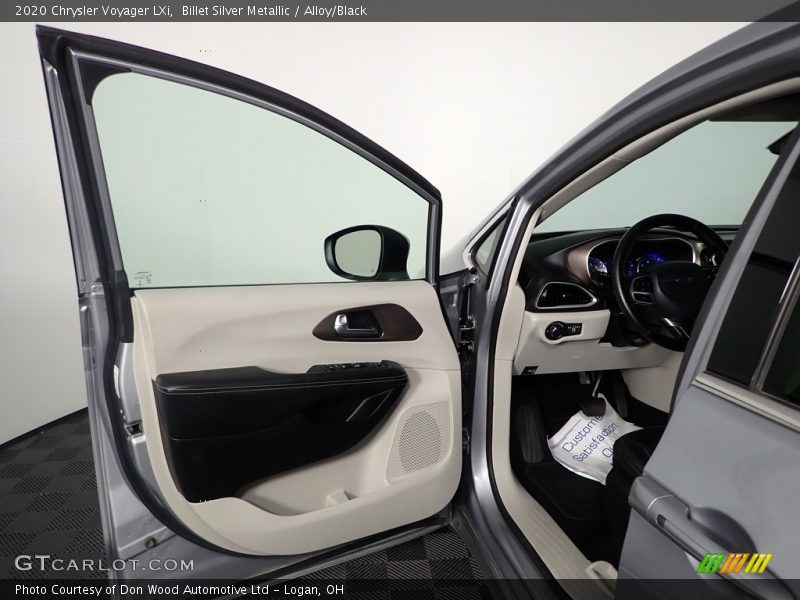 Billet Silver Metallic / Alloy/Black 2020 Chrysler Voyager LXi