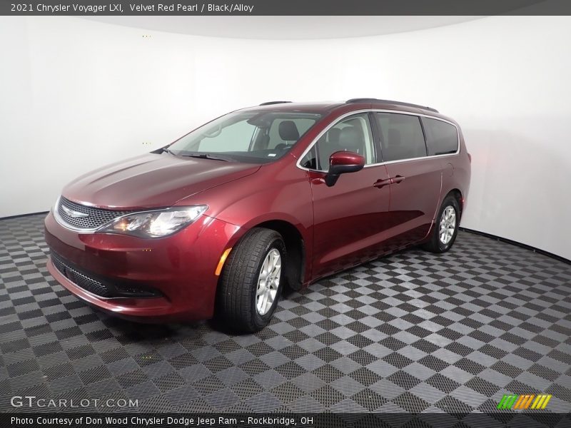 Front 3/4 View of 2021 Voyager LXI