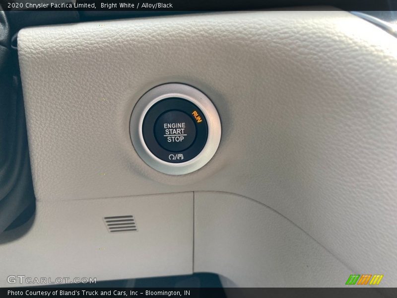 Bright White / Alloy/Black 2020 Chrysler Pacifica Limited