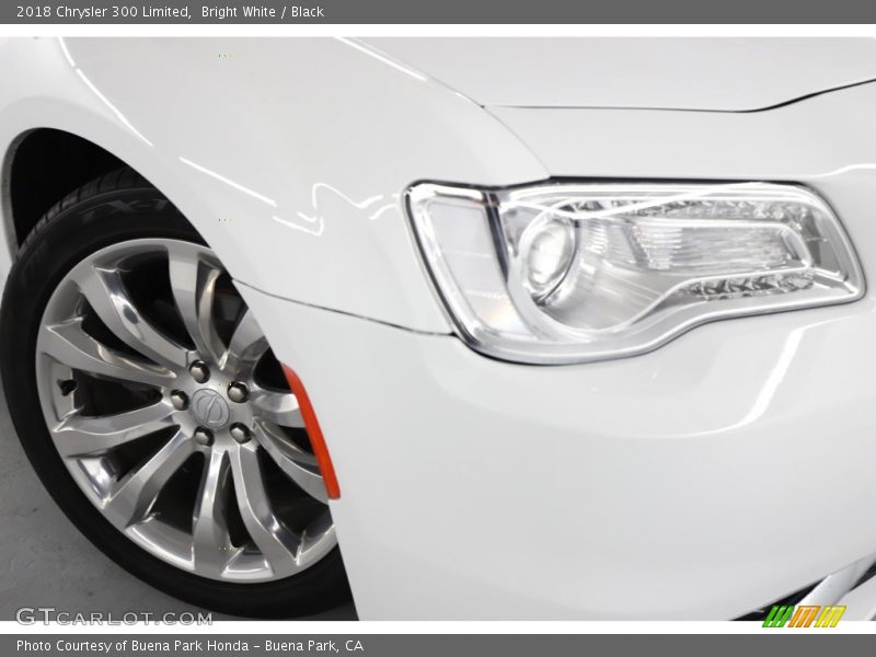 Bright White / Black 2018 Chrysler 300 Limited