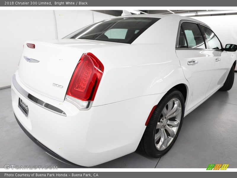 Bright White / Black 2018 Chrysler 300 Limited