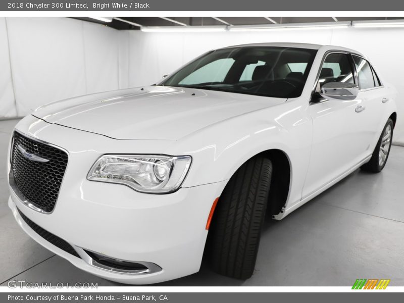 Bright White / Black 2018 Chrysler 300 Limited