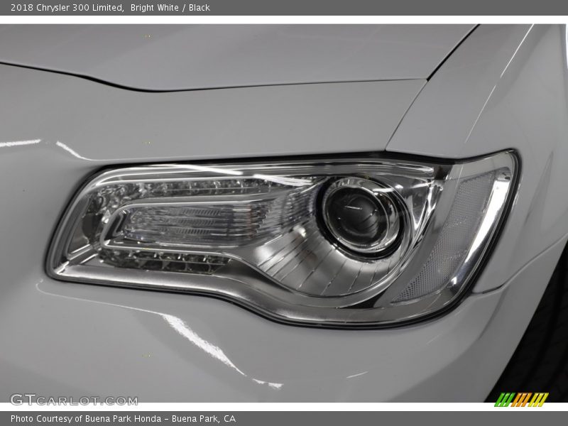 Bright White / Black 2018 Chrysler 300 Limited
