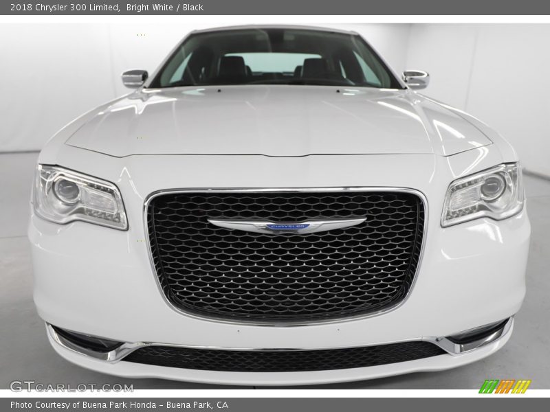Bright White / Black 2018 Chrysler 300 Limited