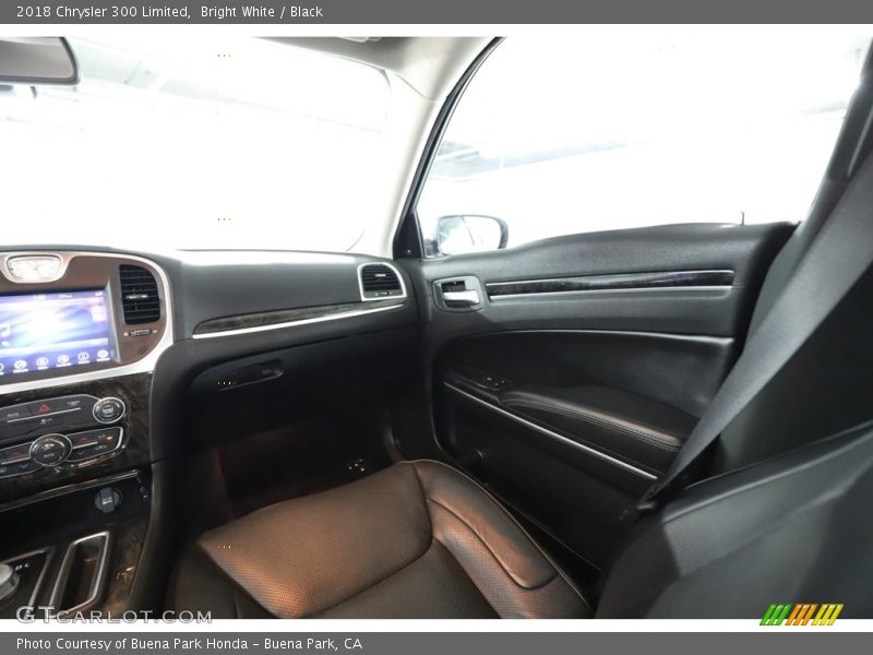 Bright White / Black 2018 Chrysler 300 Limited