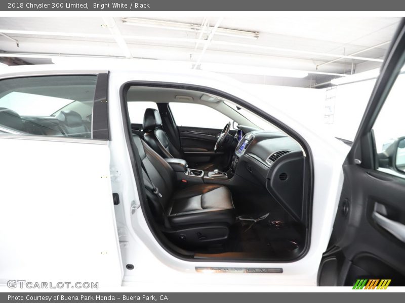 Bright White / Black 2018 Chrysler 300 Limited