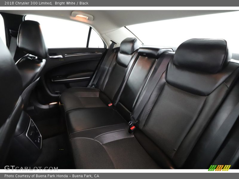 Bright White / Black 2018 Chrysler 300 Limited