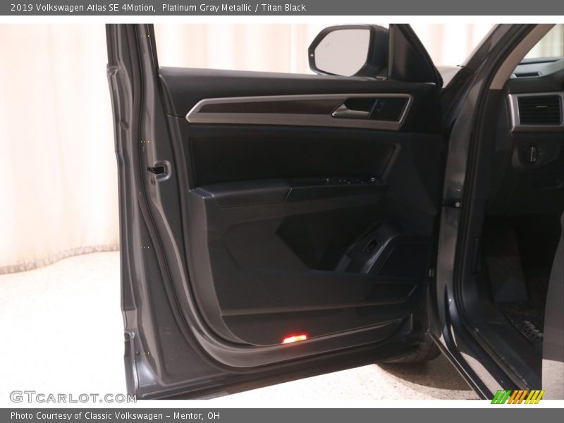 Platinum Gray Metallic / Titan Black 2019 Volkswagen Atlas SE 4Motion