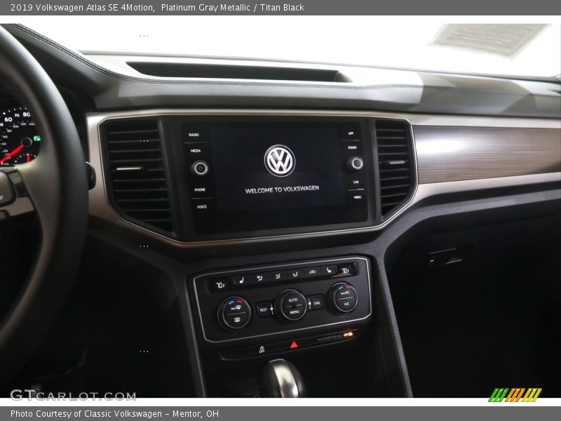Platinum Gray Metallic / Titan Black 2019 Volkswagen Atlas SE 4Motion