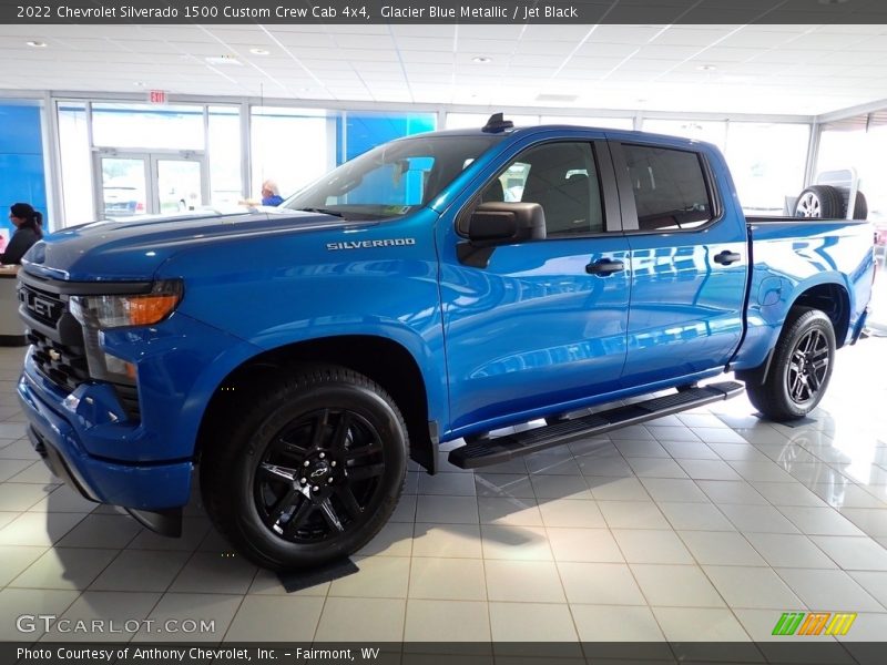 Front 3/4 View of 2022 Silverado 1500 Custom Crew Cab 4x4