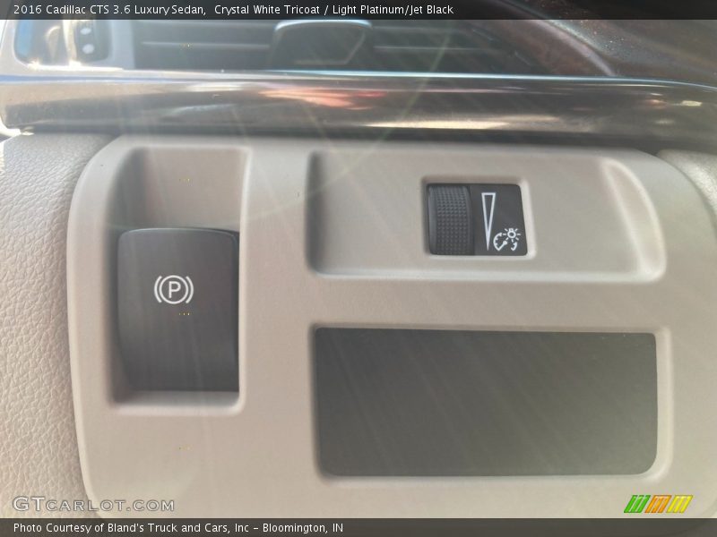 Crystal White Tricoat / Light Platinum/Jet Black 2016 Cadillac CTS 3.6 Luxury Sedan