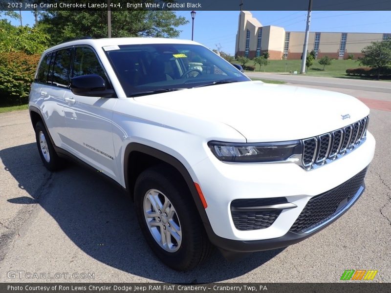 Front 3/4 View of 2023 Grand Cherokee Laredo 4x4