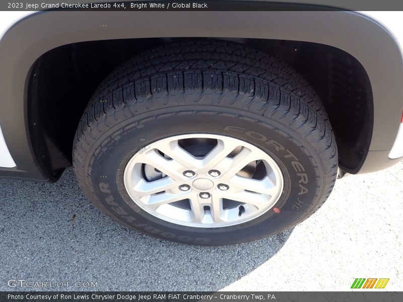 Bright White / Global Black 2023 Jeep Grand Cherokee Laredo 4x4