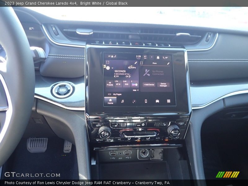 Bright White / Global Black 2023 Jeep Grand Cherokee Laredo 4x4