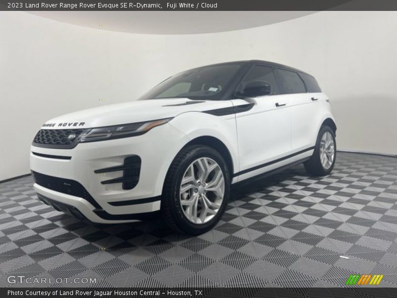 Front 3/4 View of 2023 Range Rover Evoque SE R-Dynamic
