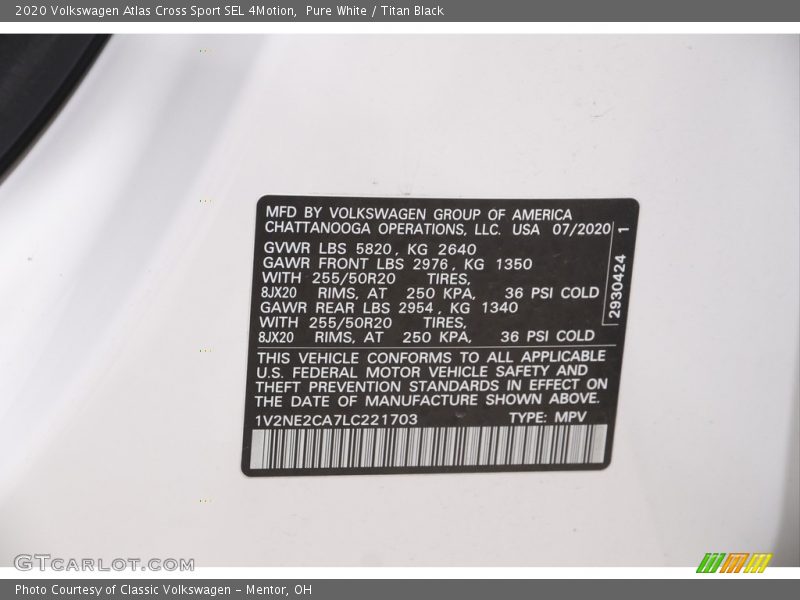 Pure White / Titan Black 2020 Volkswagen Atlas Cross Sport SEL 4Motion
