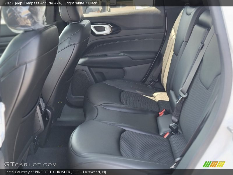 Bright White / Black 2022 Jeep Compass Altitude 4x4