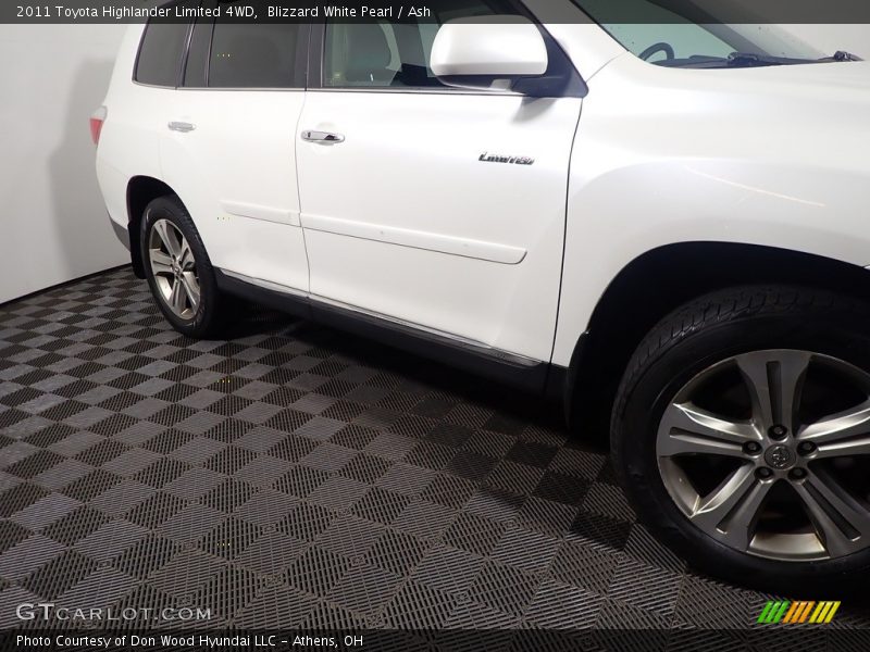 Blizzard White Pearl / Ash 2011 Toyota Highlander Limited 4WD
