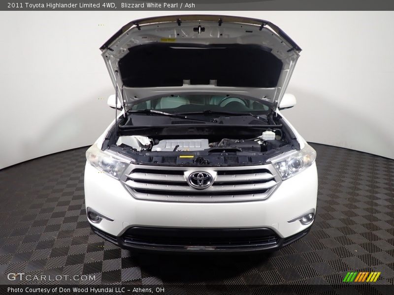 Blizzard White Pearl / Ash 2011 Toyota Highlander Limited 4WD