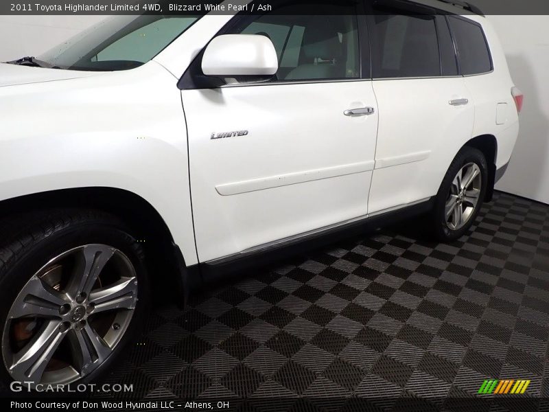 Blizzard White Pearl / Ash 2011 Toyota Highlander Limited 4WD