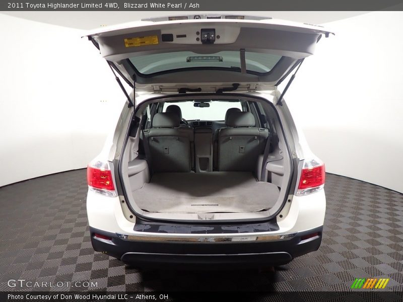 Blizzard White Pearl / Ash 2011 Toyota Highlander Limited 4WD