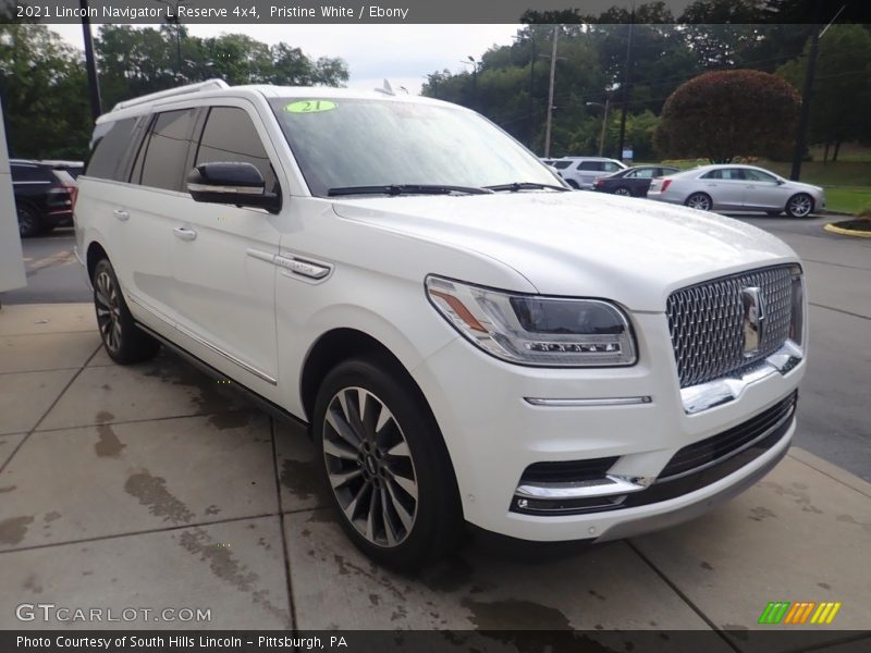 Front 3/4 View of 2021 Navigator L Reserve 4x4
