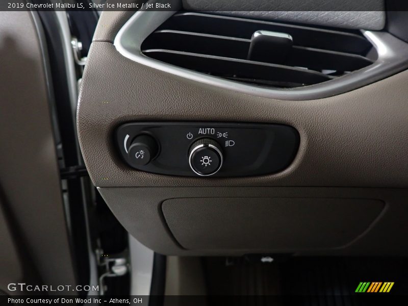 Silver Ice Metallic / Jet Black 2019 Chevrolet Malibu LS