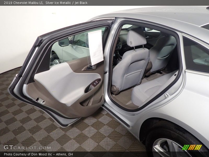 Silver Ice Metallic / Jet Black 2019 Chevrolet Malibu LS