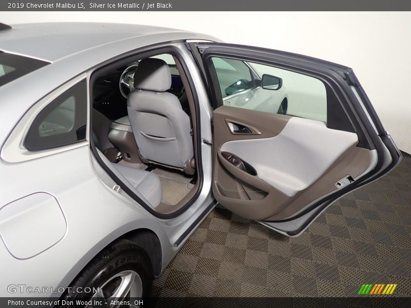 Silver Ice Metallic / Jet Black 2019 Chevrolet Malibu LS