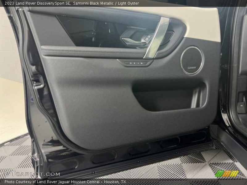 Santorini Black Metallic / Light Oyster 2023 Land Rover Discovery Sport SE