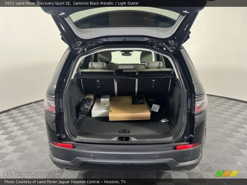 Santorini Black Metallic / Light Oyster 2023 Land Rover Discovery Sport SE