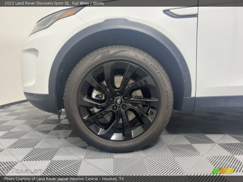 Fuji White / Ebony 2023 Land Rover Discovery Sport SE