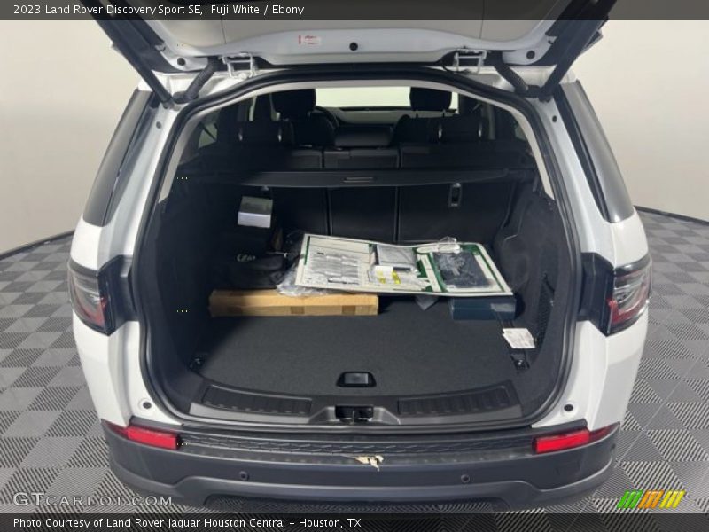 Fuji White / Ebony 2023 Land Rover Discovery Sport SE