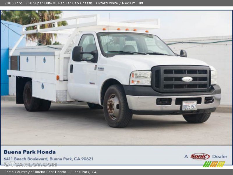 Oxford White / Medium Flint 2006 Ford F350 Super Duty XL Regular Cab Chassis