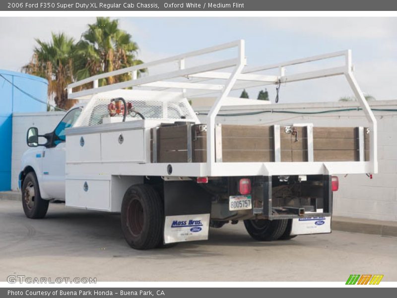 Oxford White / Medium Flint 2006 Ford F350 Super Duty XL Regular Cab Chassis