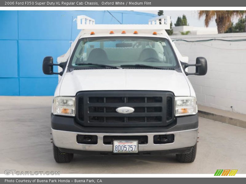 Oxford White / Medium Flint 2006 Ford F350 Super Duty XL Regular Cab Chassis