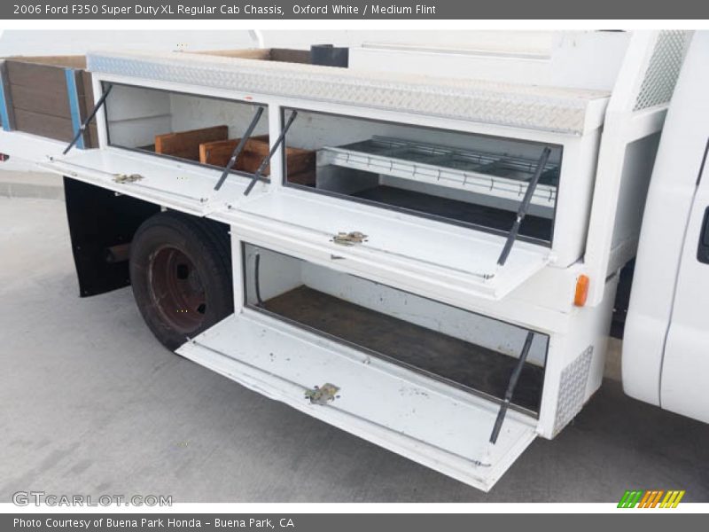 Oxford White / Medium Flint 2006 Ford F350 Super Duty XL Regular Cab Chassis