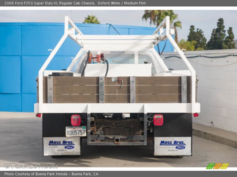 Oxford White / Medium Flint 2006 Ford F350 Super Duty XL Regular Cab Chassis
