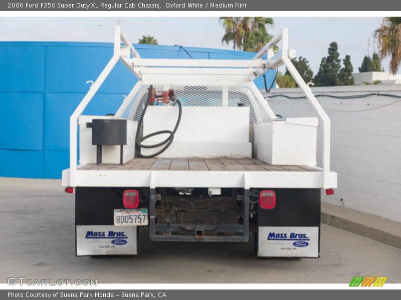 Oxford White / Medium Flint 2006 Ford F350 Super Duty XL Regular Cab Chassis