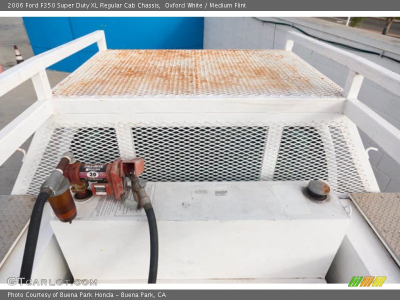 Oxford White / Medium Flint 2006 Ford F350 Super Duty XL Regular Cab Chassis